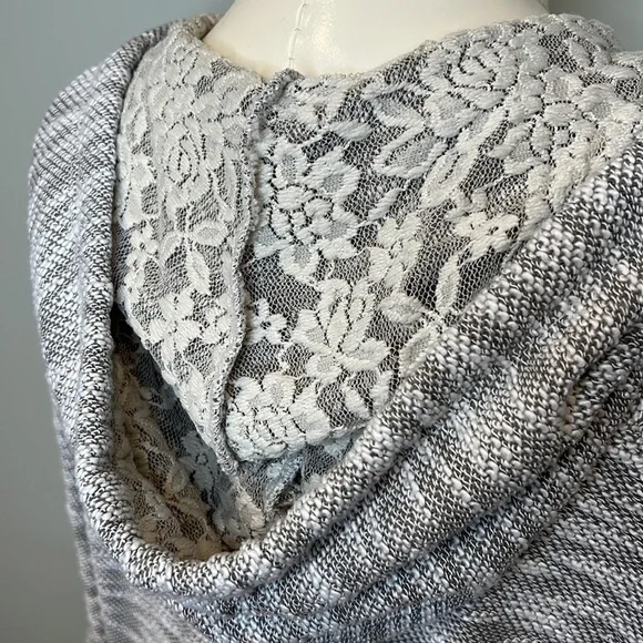Women’s Gray & Lace Long Sweatshirt - Picture 9 of 12